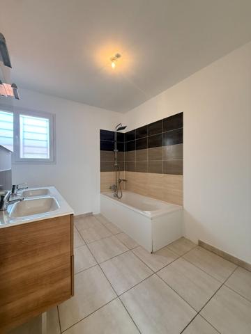 Maison , 2 faces, r+1, 3 chambres, extérieur, sans garage, secteur calme, 98 m²