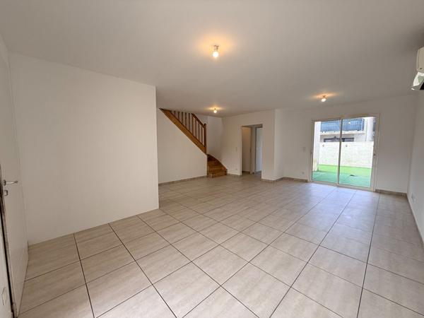 Maison , 2 faces, r+1, 3 chambres, extérieur, sans garage, secteur calme, 98 m²