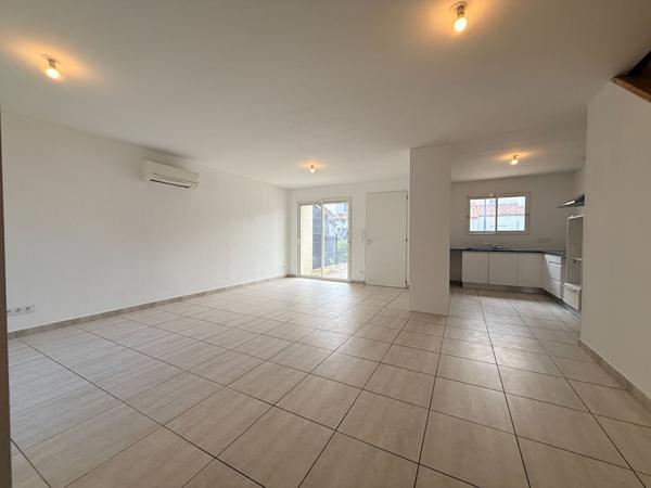 Maison , 2 faces, r+1, 3 chambres, extérieur, sans garage, secteur calme, 98 m²