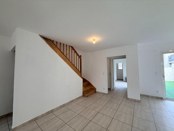 Maison , 2 faces, r+1, 3 chambres, extérieur, sans garage, secteur calme, 98 m²