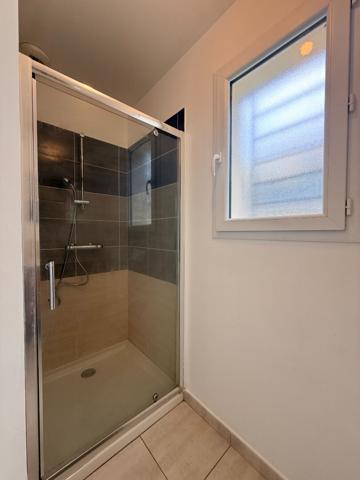 Maison , 2 faces, r+1, 3 chambres, extérieur, sans garage, secteur calme, 98 m²