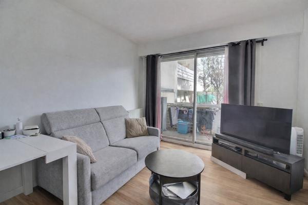 Suresnes République - 2 pièces avec balcon au calme - Proche T2