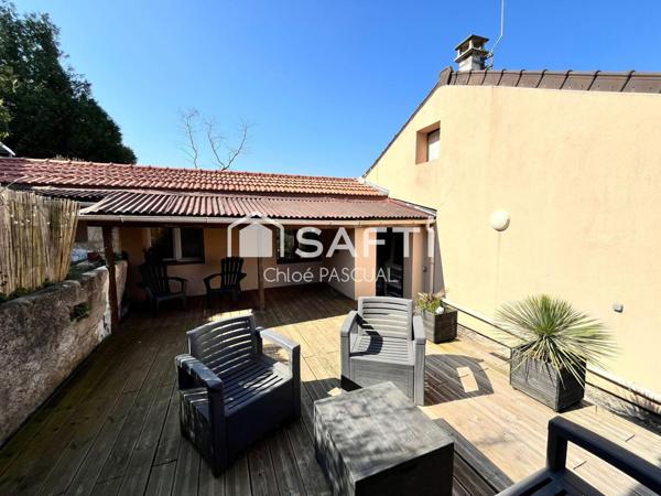 Maison avec terrasse en bois, dépendance et garage indépendant à Puiseux-en-France.
