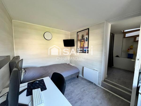 Maison avec terrasse en bois, dépendance et garage indépendant à Puiseux-en-France.