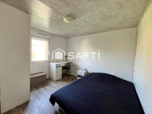 Maison avec terrasse en bois, dépendance et garage indépendant à Puiseux-en-France.