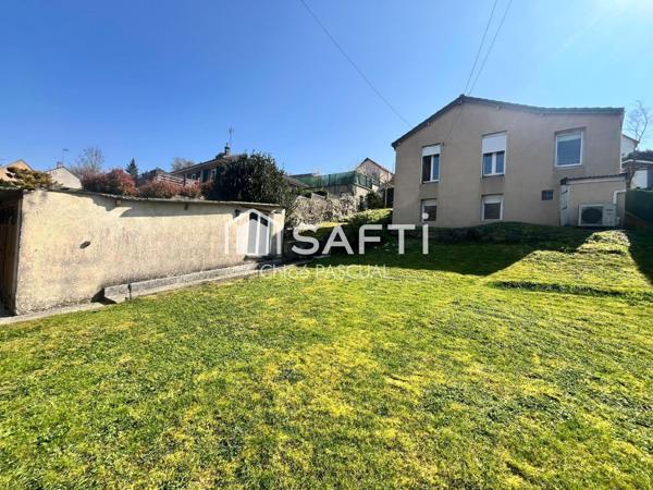 Maison avec terrasse en bois, dépendance et garage indépendant à Puiseux-en-France.