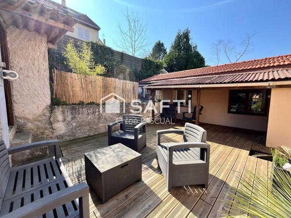 Maison avec terrasse en bois, dépendance et garage indépendant à Puiseux-en-France.