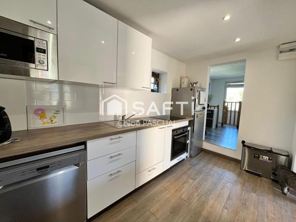 Maison avec terrasse en bois, dépendance et garage indépendant à Puiseux-en-France.