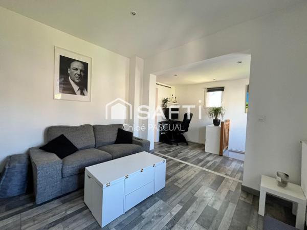 Maison avec terrasse en bois, dépendance et garage indépendant à Puiseux-en-France.