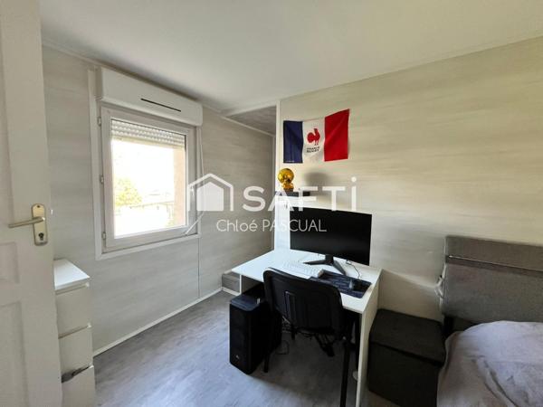 Maison avec terrasse en bois, dépendance et garage indépendant à Puiseux-en-France.