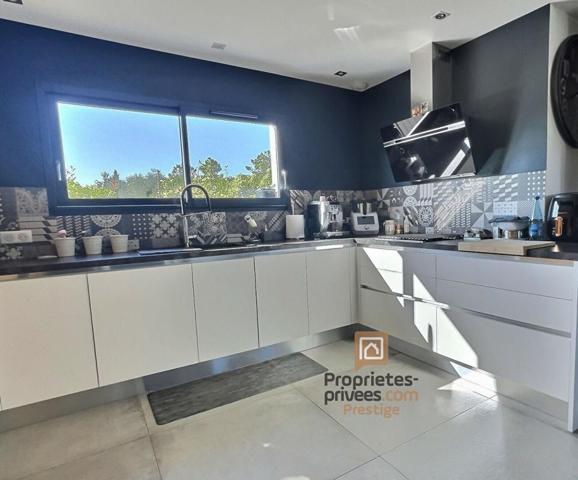 villa récente  6 p avec piscine proche A8 5 pièce(s) 140 m2