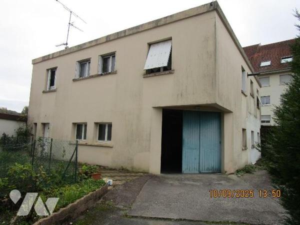 Maison d'habitation située proche du centre ville,  des écoles et des commerces, composée de :
...