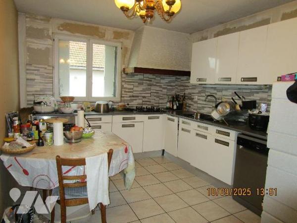 Maison d'habitation située proche du centre ville,  des écoles et des commerces, composée de :
...