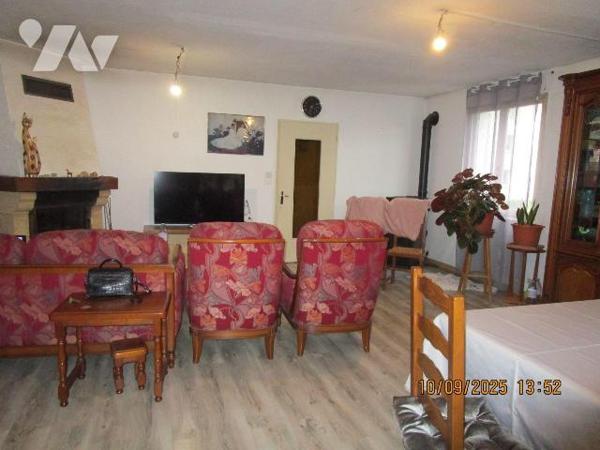 Maison d'habitation située proche du centre ville,  des écoles et des commerces, composée de :
...