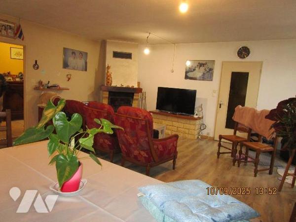 Maison d'habitation située proche du centre ville,  des écoles et des commerces, composée de :
...