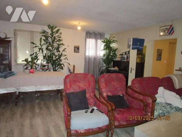 Maison d'habitation située proche du centre ville,  des écoles et des commerces, composée de :
...