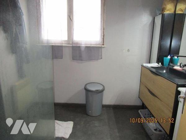 Maison d'habitation située proche du centre ville,  des écoles et des commerces, composée de :
...