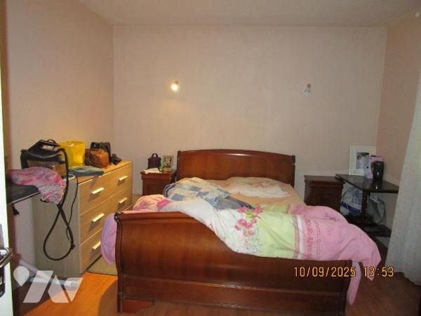 Maison d'habitation située proche du centre ville,  des écoles et des commerces, composée de :
...