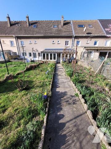 Située dans le quartier Saint-Pierre, proche de toutes les commodités, maison de ville se compo...