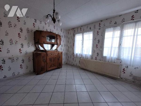 Située dans le quartier Saint-Pierre, proche de toutes les commodités, maison de ville se compo...