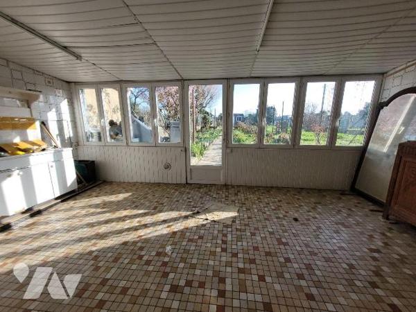 Située dans le quartier Saint-Pierre, proche de toutes les commodités, maison de ville se compo...