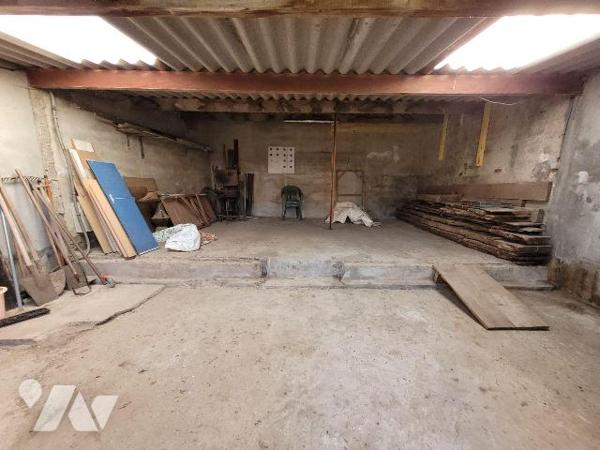 Située dans le quartier Saint-Pierre, proche de toutes les commodités, maison de ville se compo...