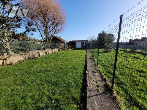 Située dans le quartier Saint-Pierre, proche de toutes les commodités, maison de ville se compo...