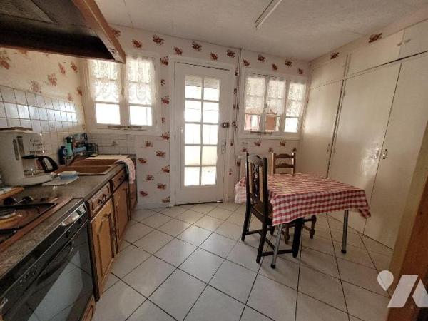 Située dans le quartier Saint-Pierre, proche de toutes les commodités, maison de ville se compo...