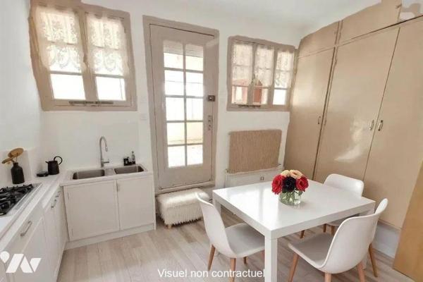 Située dans le quartier Saint-Pierre, proche de toutes les commodités, maison de ville se compo...