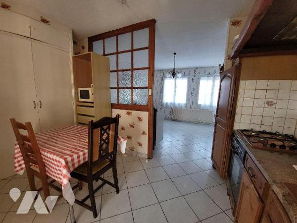 Située dans le quartier Saint-Pierre, proche de toutes les commodités, maison de ville se compo...