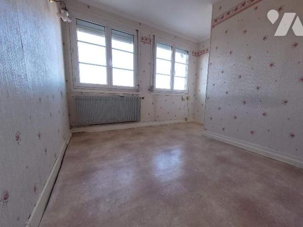 Située dans le quartier Saint-Pierre, proche de toutes les commodités, maison de ville se compo...