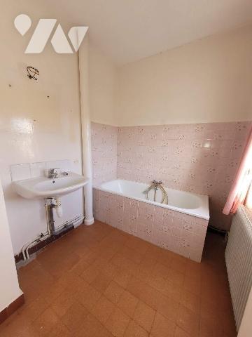 Située dans le quartier Saint-Pierre, proche de toutes les commodités, maison de ville se compo...