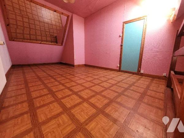 Située dans le quartier Saint-Pierre, proche de toutes les commodités, maison de ville se compo...