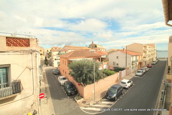 Mèze (34140) Studio rénové de 24,72 m2 au 2éme et dernier étage avec terrasse de 5,63 m2 + cellier à Mèze proche de la plag