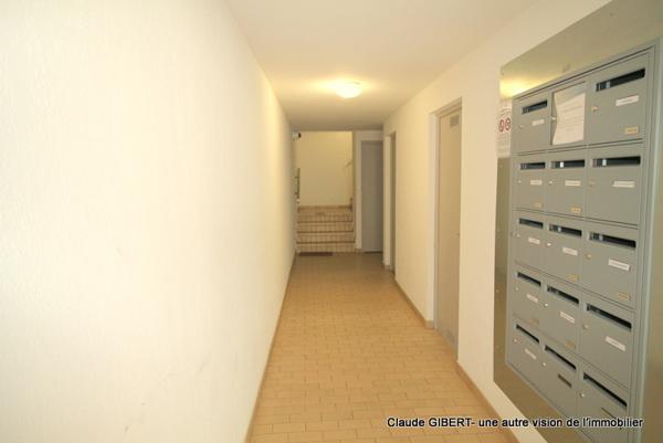 Mèze (34140) Studio rénové de 24,72 m2 au 2éme et dernier étage avec terrasse de 5,63 m2 + cellier à Mèze proche de la plag