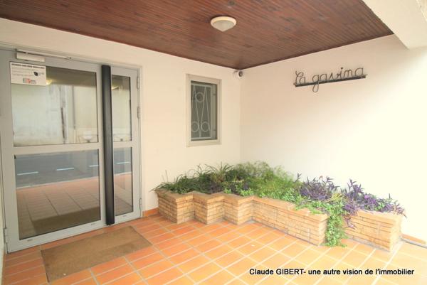 Mèze (34140) Studio rénové de 24,72 m2 au 2éme et dernier étage avec terrasse de 5,63 m2 + cellier à Mèze proche de la plag