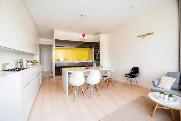 Mèze (34140) Studio rénové de 24,72 m2 au 2éme et dernier étage avec terrasse de 5,63 m2 + cellier à Mèze proche de la plag