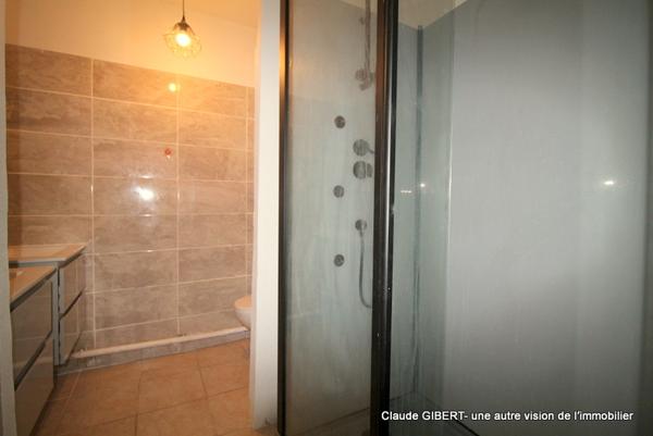 Mèze (34140) Studio rénové de 24,72 m2 au 2éme et dernier étage avec terrasse de 5,63 m2 + cellier à Mèze proche de la plag