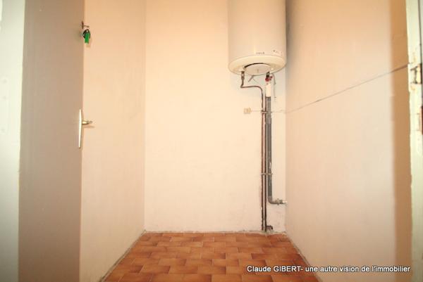 Mèze (34140) Studio rénové de 24,72 m2 au 2éme et dernier étage avec terrasse de 5,63 m2 + cellier à Mèze proche de la plag