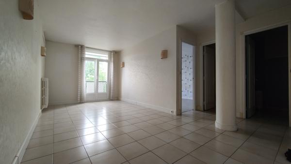 PLEIN CENTRE VILLE, TRES BEL APPARTEMENT DE 52 M² SITUE AU 3ème ETAGE D'UN IMMEUBLE PROCHE GARES  Beauvais (60000)