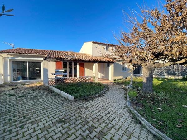 Maison Bouc Bel Air 6 pièce(s) 130 m2 véranda comprise, environ 875 m² de jardin exposition Sud Est, 4 chambres et un grand garage