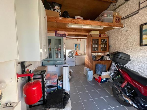 Maison Bouc Bel Air 6 pièce(s) 130 m2 véranda comprise, environ 875 m² de jardin exposition Sud Est, 4 chambres et un grand garage