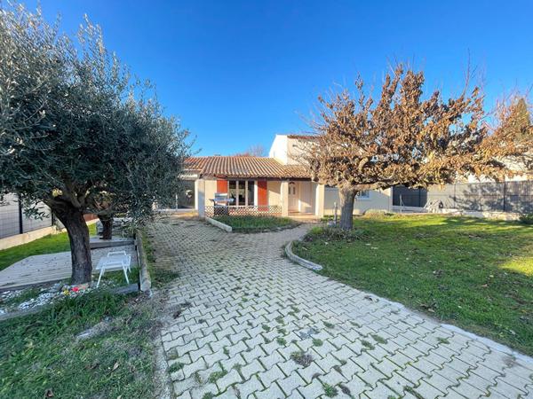 Maison Bouc Bel Air 6 pièce(s) 130 m2 véranda comprise, environ 875 m² de jardin exposition Sud Est, 4 chambres et un grand garage