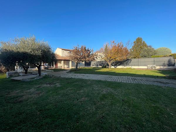 Maison Bouc Bel Air 6 pièce(s) 130 m2 véranda comprise, environ 875 m² de jardin exposition Sud Est, 4 chambres et un grand garage