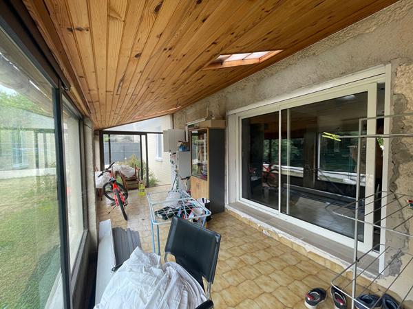 Maison Bouc Bel Air 6 pièce(s) 130 m2 véranda comprise, environ 875 m² de jardin exposition Sud Est, 4 chambres et un grand garage