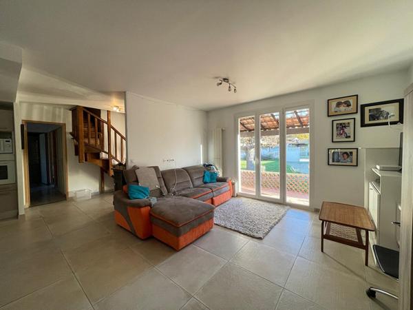 Maison Bouc Bel Air 6 pièce(s) 130 m2 véranda comprise, environ 875 m² de jardin exposition Sud Est, 4 chambres et un grand garage