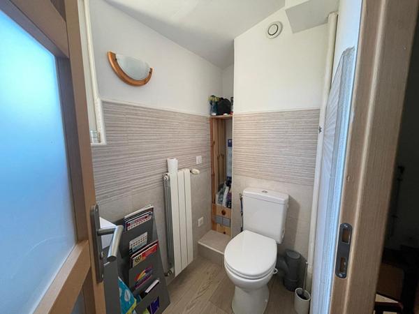 Maison Bouc Bel Air 6 pièce(s) 130 m2 véranda comprise, environ 875 m² de jardin exposition Sud Est, 4 chambres et un grand garage