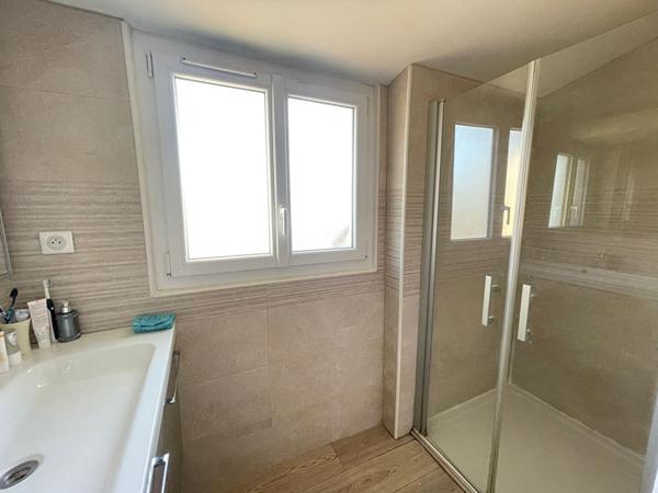 Maison Bouc Bel Air 6 pièce(s) 130 m2 véranda comprise, environ 875 m² de jardin exposition Sud Est, 4 chambres et un grand garage