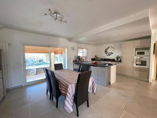 Maison Bouc Bel Air 6 pièce(s) 130 m2 véranda comprise, environ 875 m² de jardin exposition Sud Est, 4 chambres et un grand garage