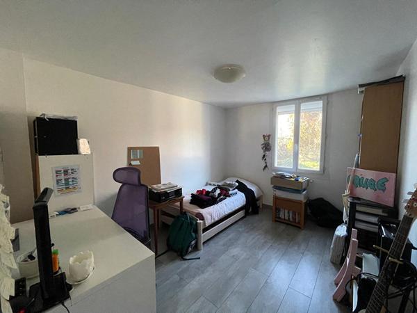 Maison Bouc Bel Air 6 pièce(s) 130 m2 véranda comprise, environ 875 m² de jardin exposition Sud Est, 4 chambres et un grand garage